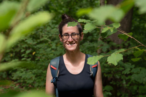 Porträtfoto von Denise im Wald